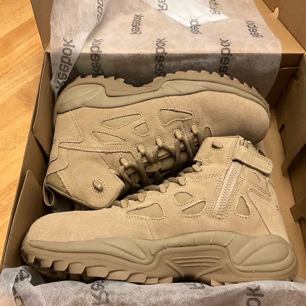 Reebok Rapid Response Mens Work Boot Size 9M
Brand new in box. Most comfortable